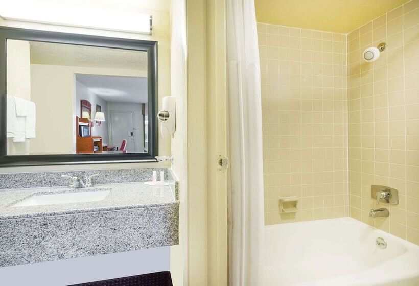 Отель Days Inn By Wyndham Paintsville