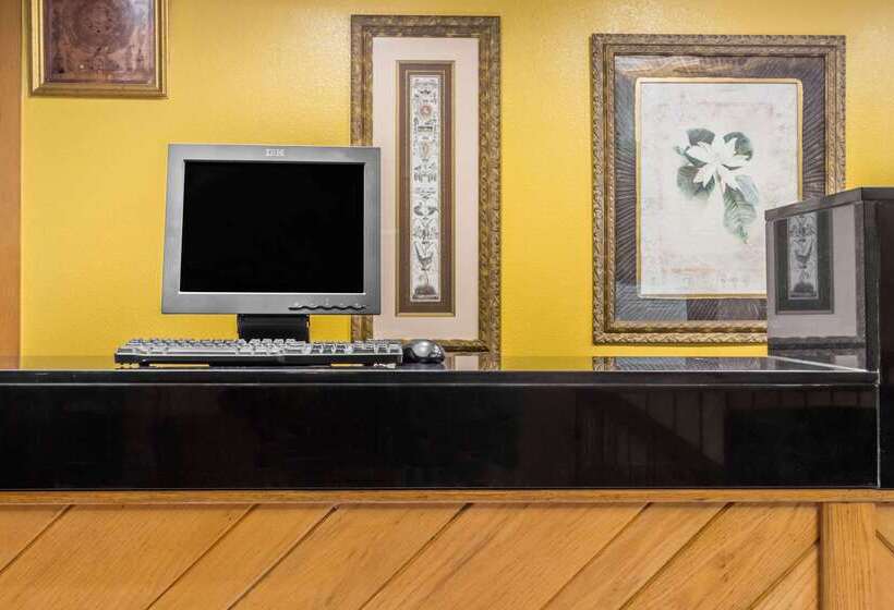 בית מלון כפרי Days Inn By Wyndham Pensacola  Historic Downtown