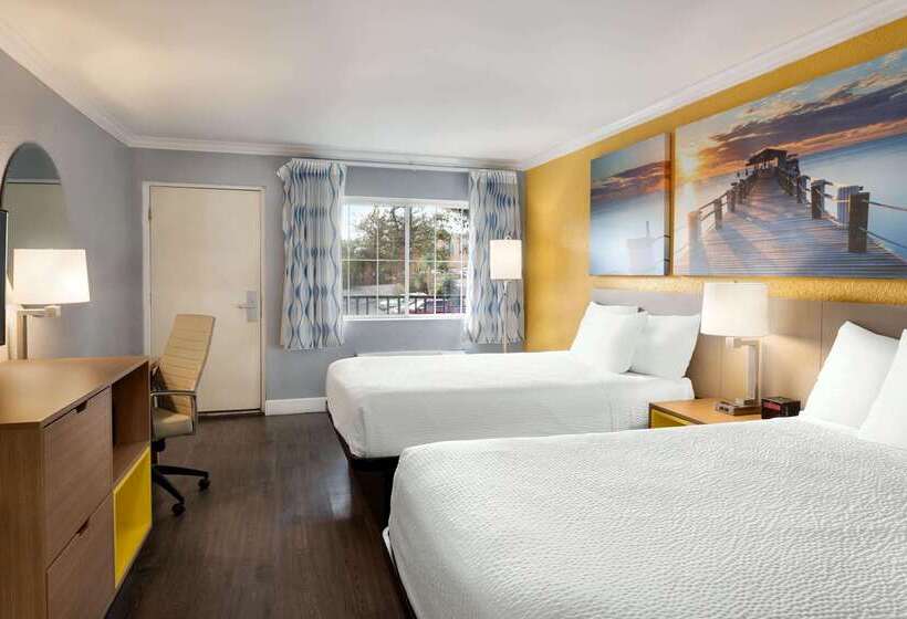 בית מלון כפרי Days Inn By Wyndham Pensacola  Historic Downtown