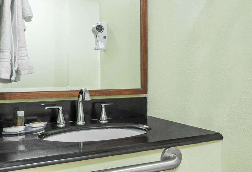 בית מלון כפרי Days Inn By Wyndham Pensacola  Historic Downtown