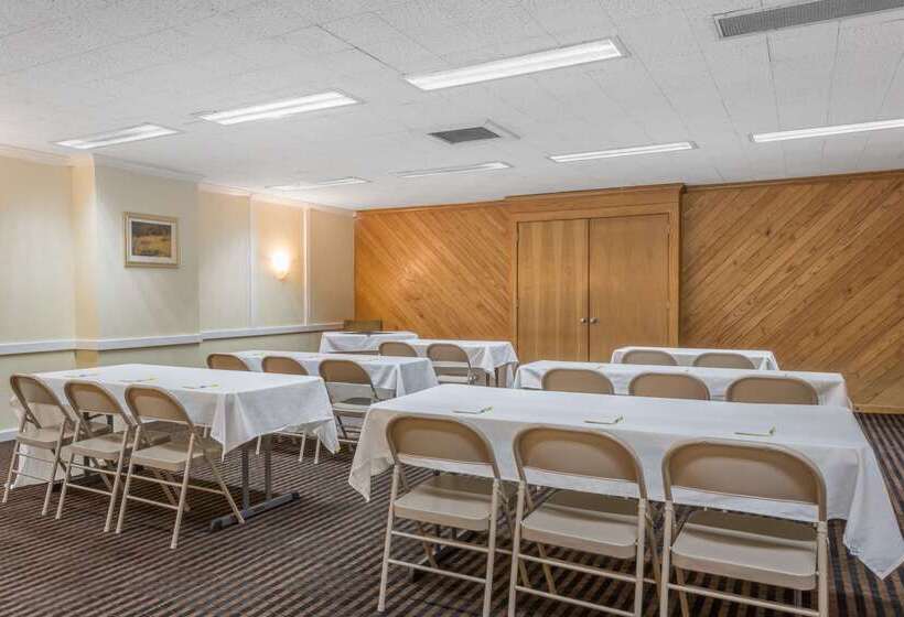 בית מלון כפרי Days Inn By Wyndham Pensacola  Historic Downtown