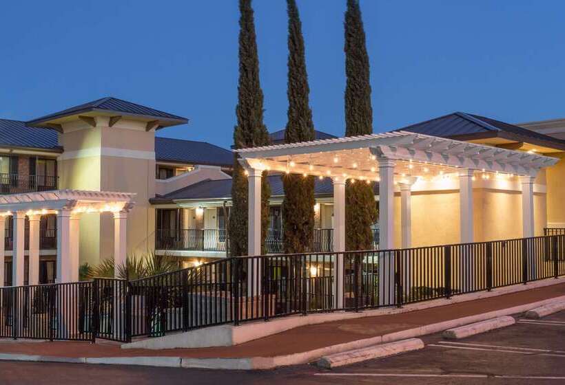 בית מלון כפרי Days Inn By Wyndham Pensacola  Historic Downtown