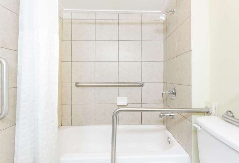 בית מלון כפרי Days Inn By Wyndham Pensacola  Historic Downtown