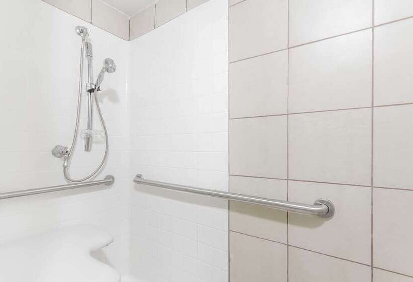 בית מלון כפרי Days Inn By Wyndham Pensacola  Historic Downtown