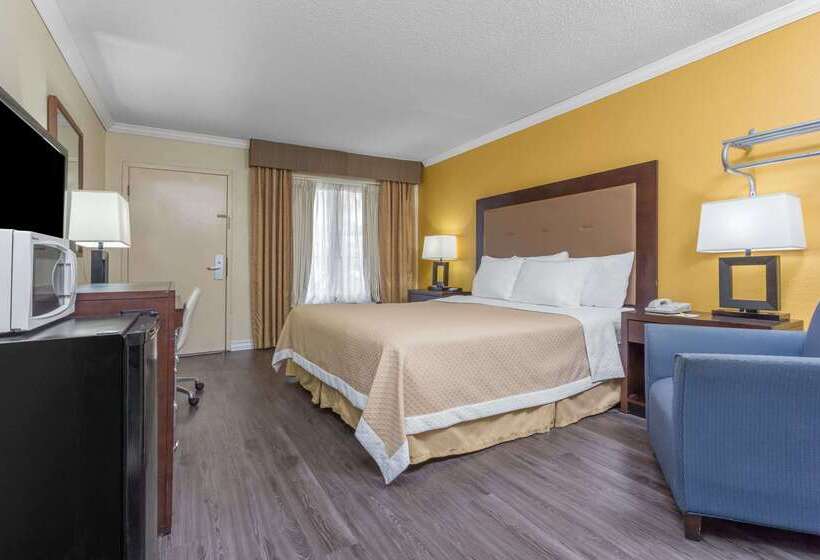 בית מלון כפרי Days Inn By Wyndham Pensacola  Historic Downtown