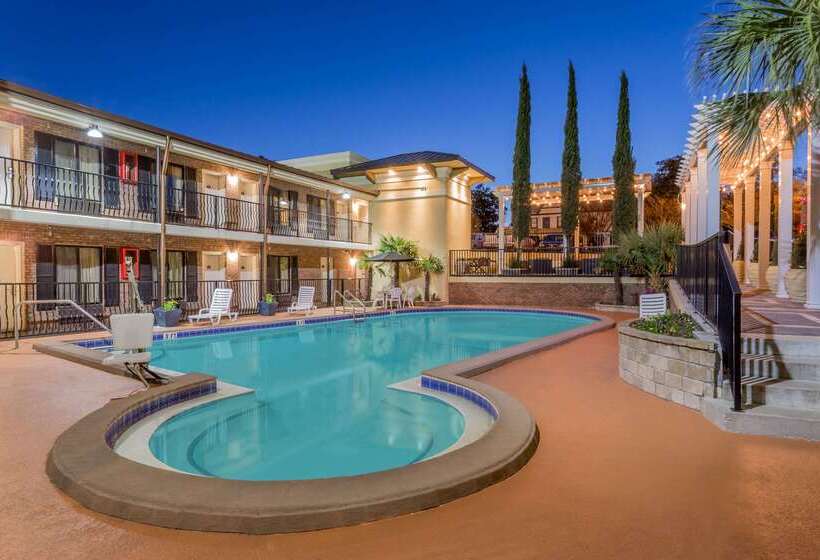 בית מלון כפרי Days Inn By Wyndham Pensacola  Historic Downtown