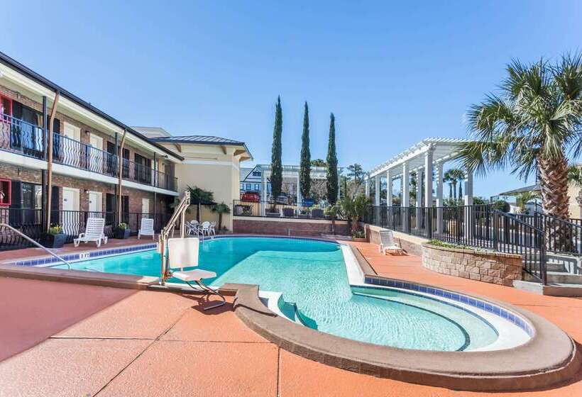 בית מלון כפרי Days Inn By Wyndham Pensacola  Historic Downtown