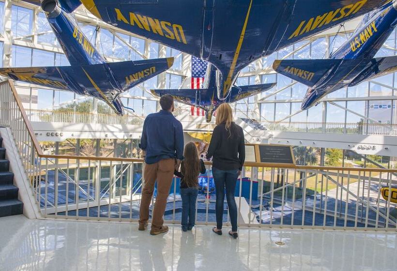 בית מלון כפרי Days Inn By Wyndham Pensacola  Historic Downtown