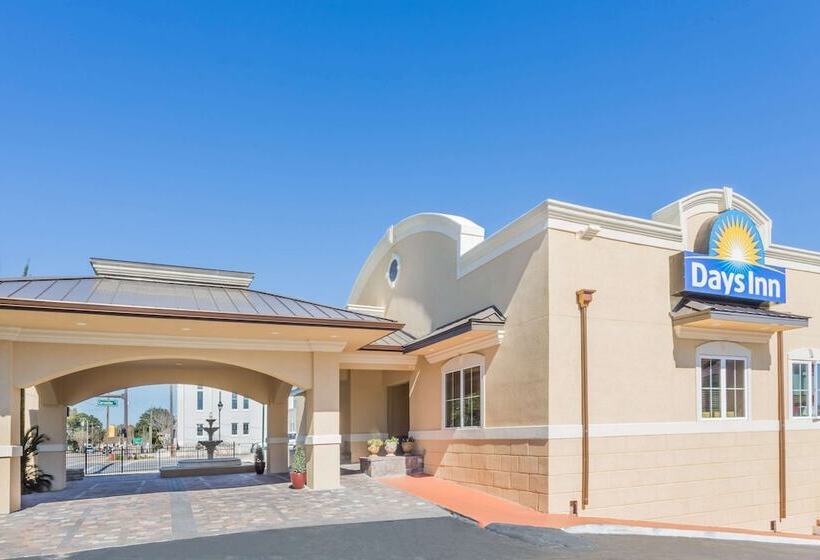 בית מלון כפרי Days Inn By Wyndham Pensacola  Historic Downtown