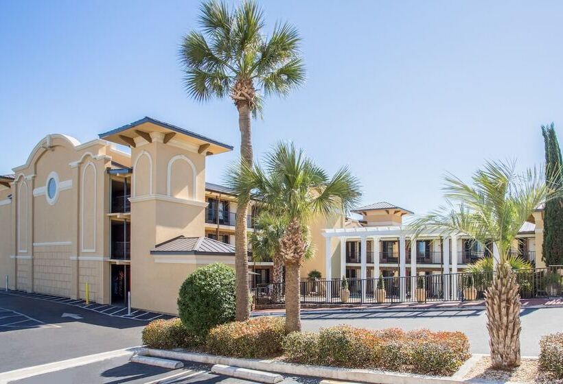 בית מלון כפרי Days Inn By Wyndham Pensacola  Historic Downtown