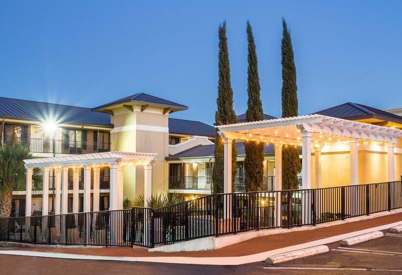 בית מלון כפרי Days Inn By Wyndham Pensacola  Historic Downtown