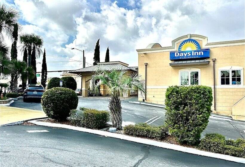 בית מלון כפרי Days Inn By Wyndham Pensacola  Historic Downtown