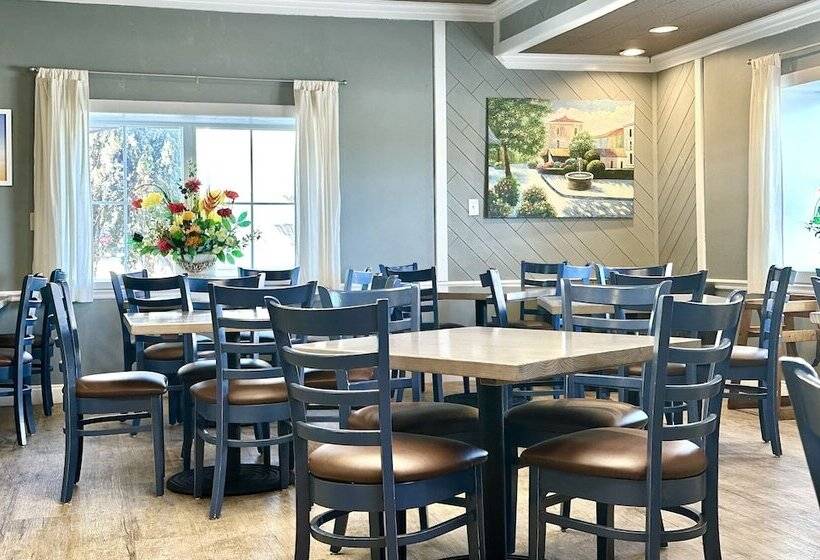 בית מלון כפרי Days Inn By Wyndham Pensacola  Historic Downtown