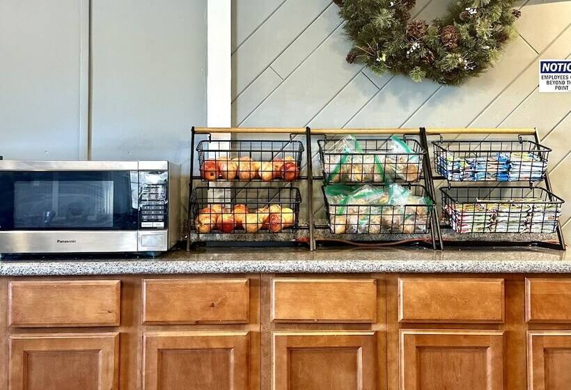 בית מלון כפרי Days Inn By Wyndham Pensacola  Historic Downtown