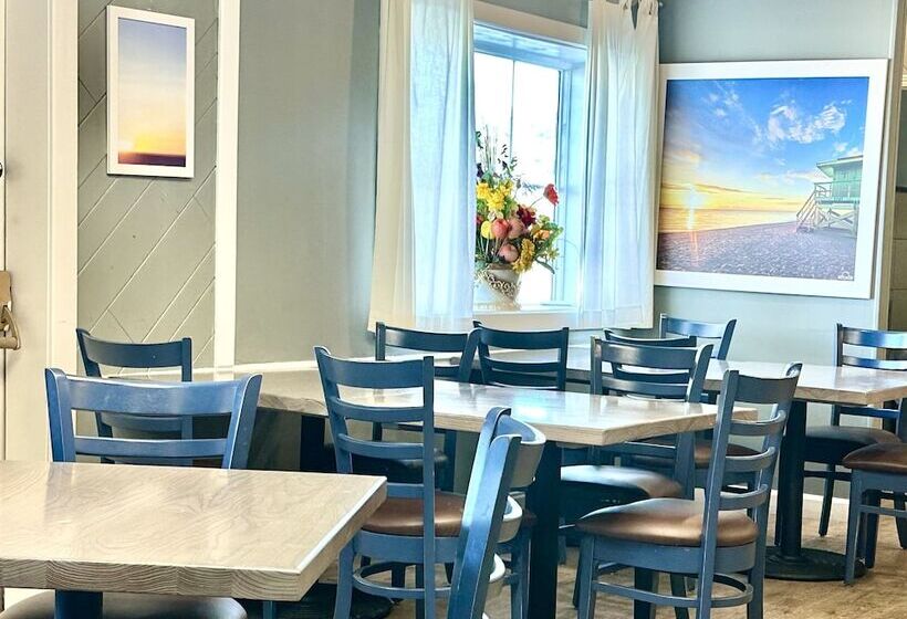 בית מלון כפרי Days Inn By Wyndham Pensacola  Historic Downtown