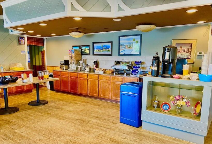 בית מלון כפרי Days Inn By Wyndham Pensacola  Historic Downtown