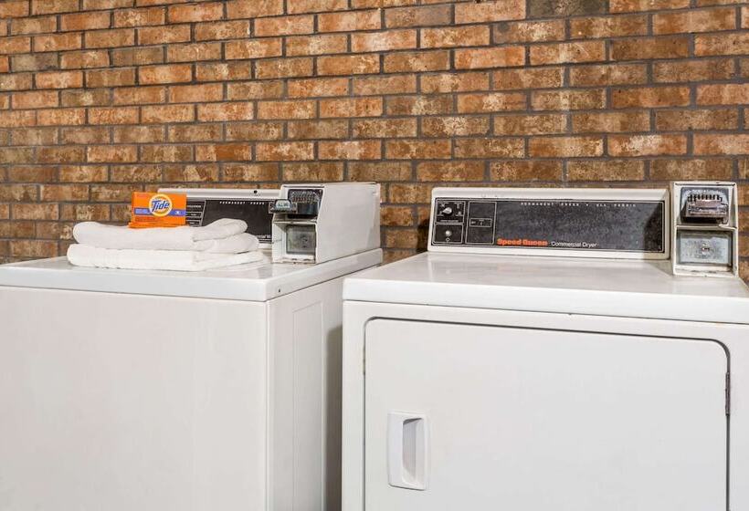 בית מלון כפרי Days Inn By Wyndham Pensacola  Historic Downtown