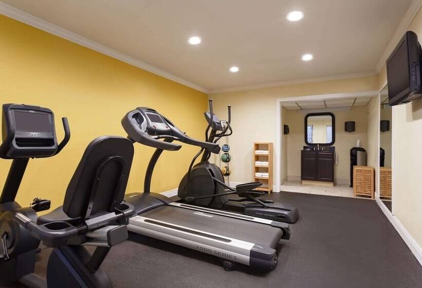 בית מלון כפרי Days Inn By Wyndham Pensacola  Historic Downtown