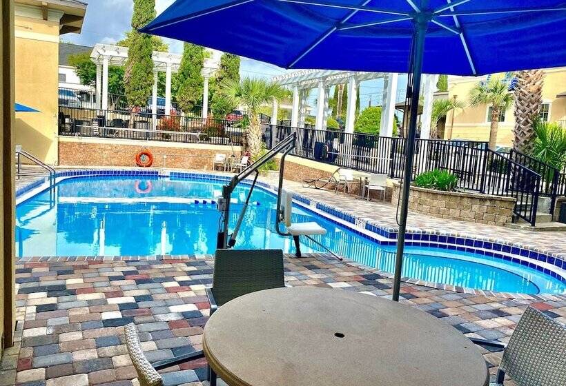 בית מלון כפרי Days Inn By Wyndham Pensacola  Historic Downtown