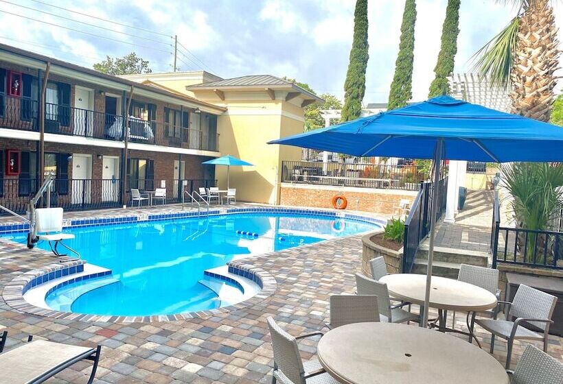 בית מלון כפרי Days Inn By Wyndham Pensacola  Historic Downtown