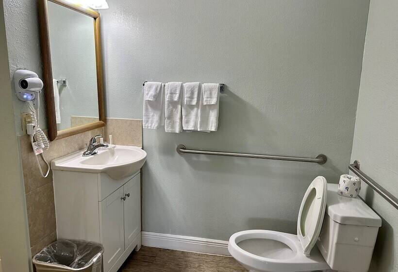 בית מלון כפרי Days Inn By Wyndham Pensacola  Historic Downtown