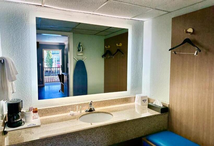 בית מלון כפרי Days Inn By Wyndham Pensacola  Historic Downtown