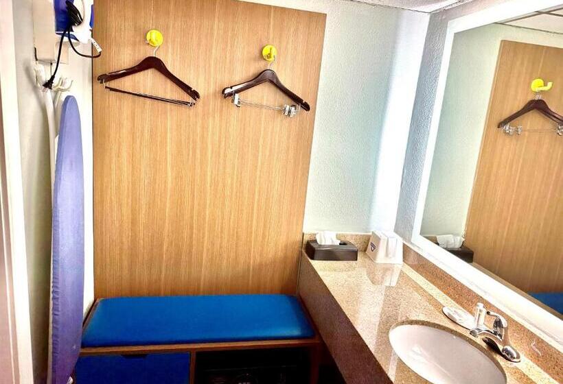 בית מלון כפרי Days Inn By Wyndham Pensacola  Historic Downtown