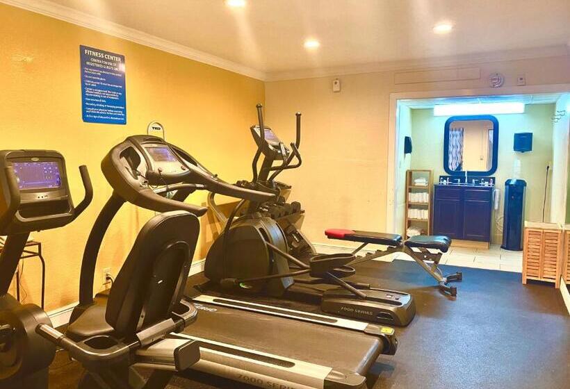 בית מלון כפרי Days Inn By Wyndham Pensacola  Historic Downtown