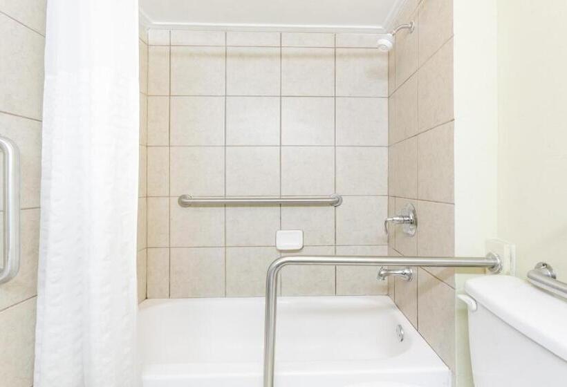 בית מלון כפרי Days Inn By Wyndham Pensacola  Historic Downtown