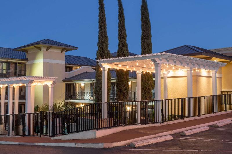 בית מלון כפרי Days Inn By Wyndham Pensacola  Historic Downtown