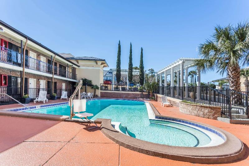 בית מלון כפרי Days Inn By Wyndham Pensacola  Historic Downtown