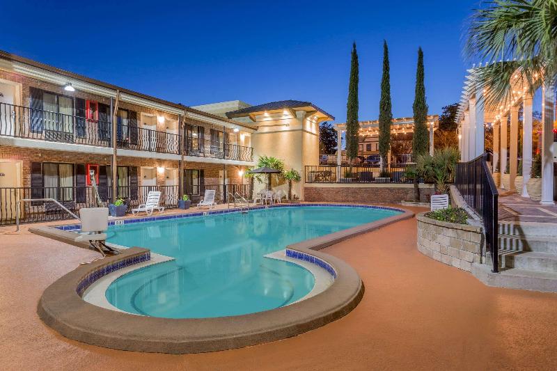 בית מלון כפרי Days Inn By Wyndham Pensacola  Historic Downtown