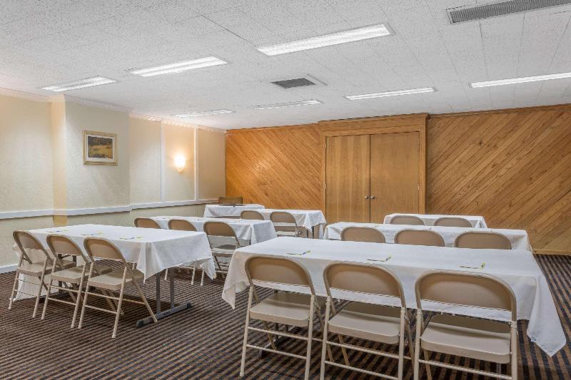 בית מלון כפרי Days Inn By Wyndham Pensacola  Historic Downtown