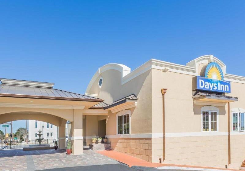 בית מלון כפרי Days Inn By Wyndham Pensacola  Historic Downtown