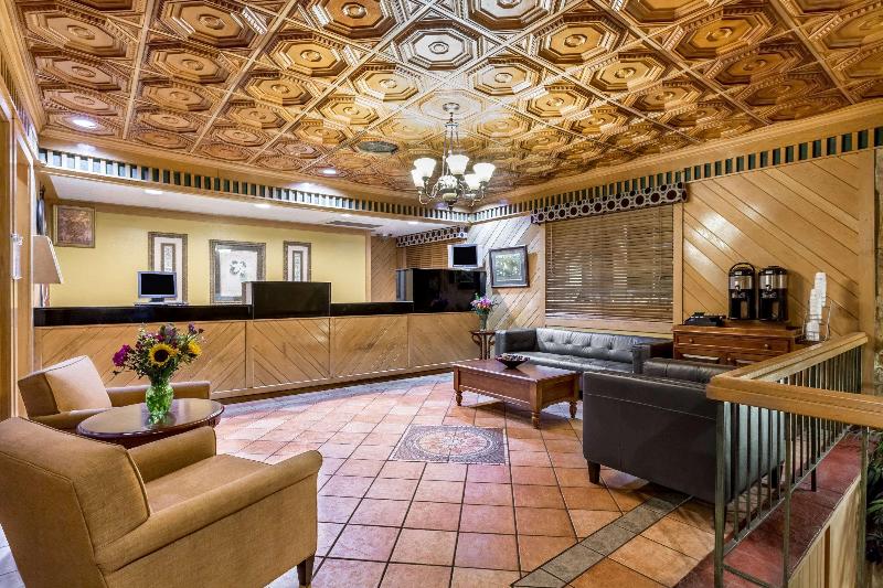 בית מלון כפרי Days Inn By Wyndham Pensacola  Historic Downtown