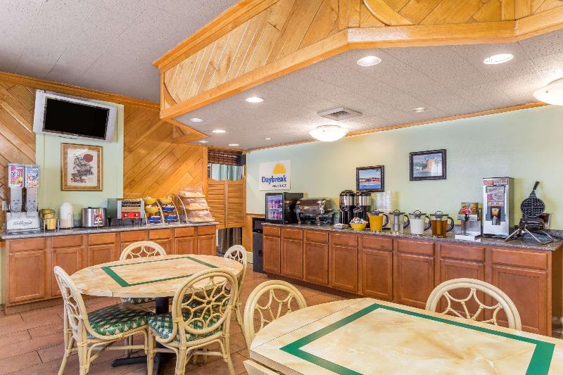 בית מלון כפרי Days Inn By Wyndham Pensacola  Historic Downtown