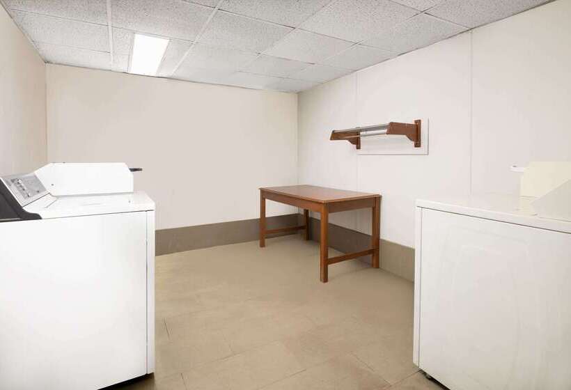 ホテル Days Inn By Wyndham Raleigh Midtown