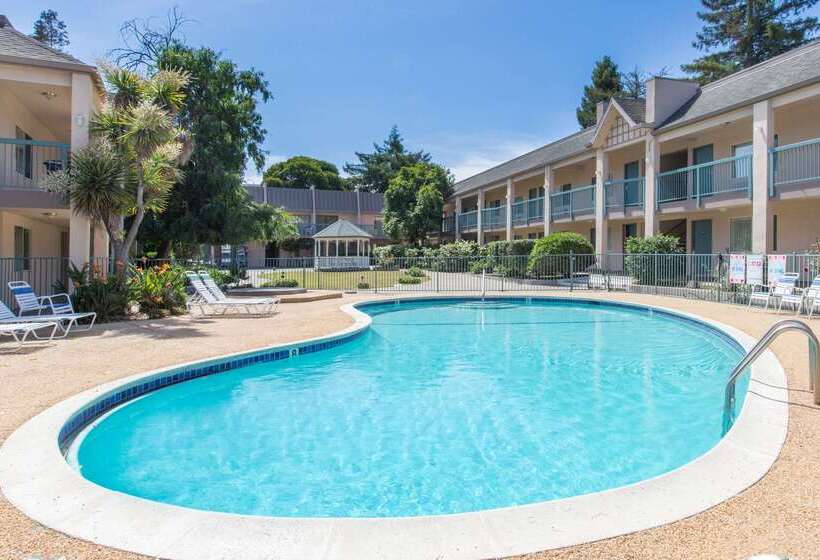 בית מלון כפרי Days Inn By Wyndham Redwood City