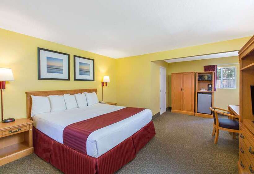 בית מלון כפרי Days Inn By Wyndham Redwood City