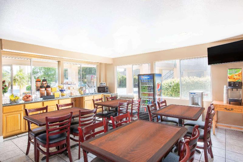 בית מלון כפרי Days Inn By Wyndham Redwood City