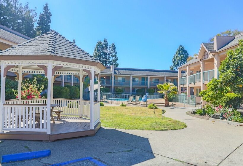 בית מלון כפרי Days Inn By Wyndham Redwood City