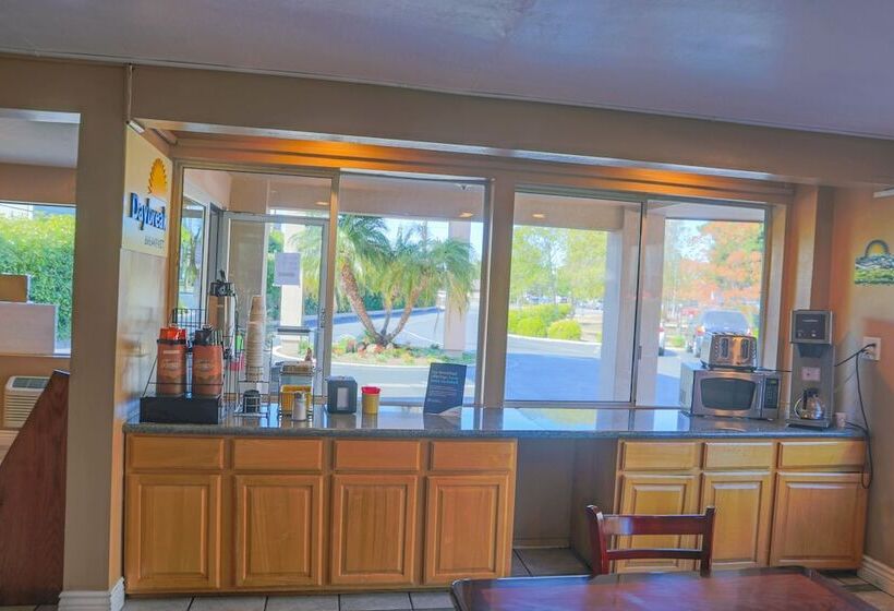 בית מלון כפרי Days Inn By Wyndham Redwood City