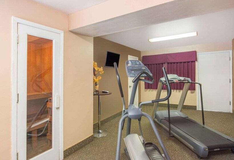 בית מלון כפרי Days Inn By Wyndham Redwood City