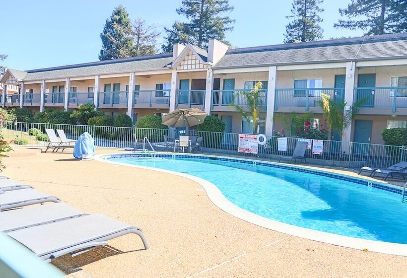 בית מלון כפרי Days Inn By Wyndham Redwood City