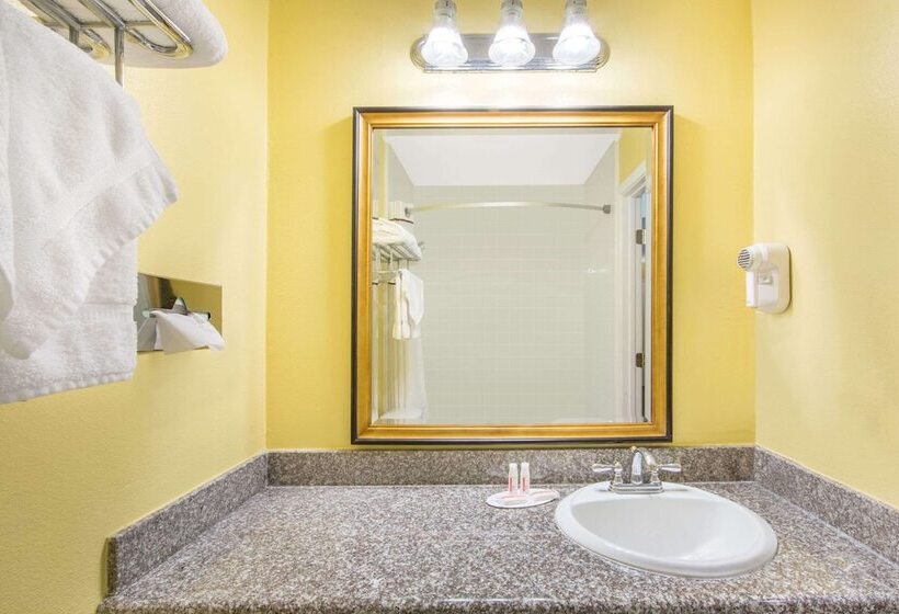 בית מלון כפרי Days Inn By Wyndham Redwood City