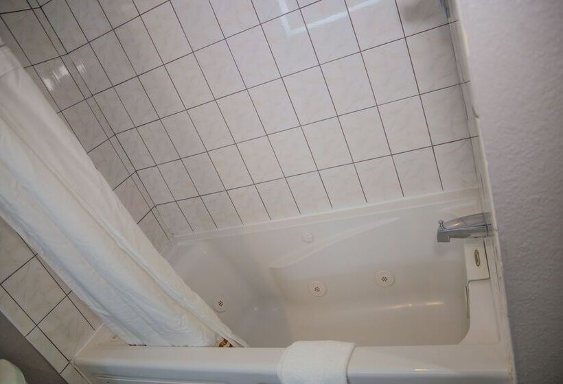 בית מלון כפרי Days Inn By Wyndham Redwood City