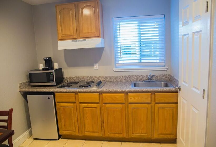 בית מלון כפרי Days Inn By Wyndham Redwood City