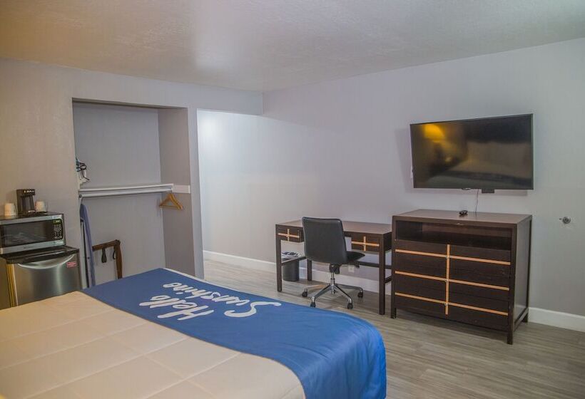 בית מלון כפרי Days Inn By Wyndham Redwood City