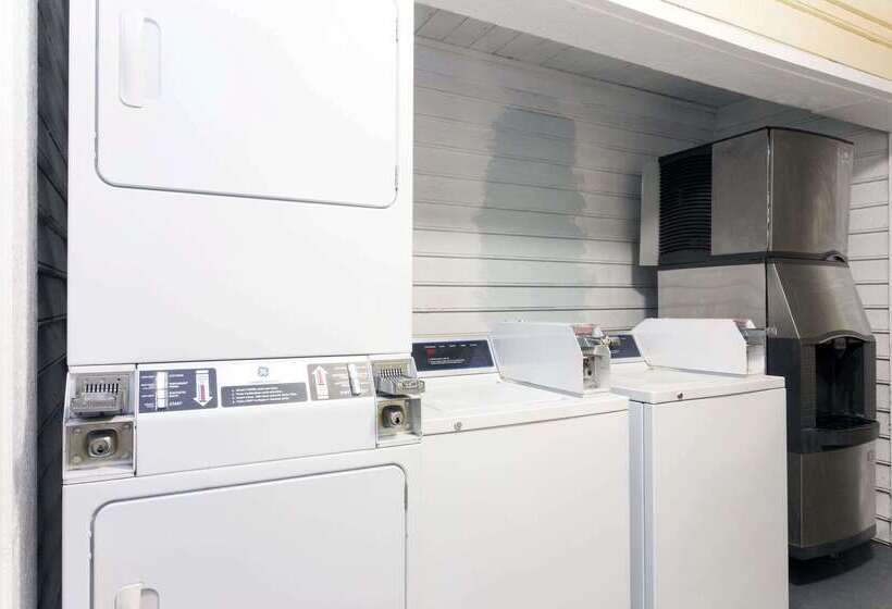 Отель Days Inn By Wyndham Savannah Airport