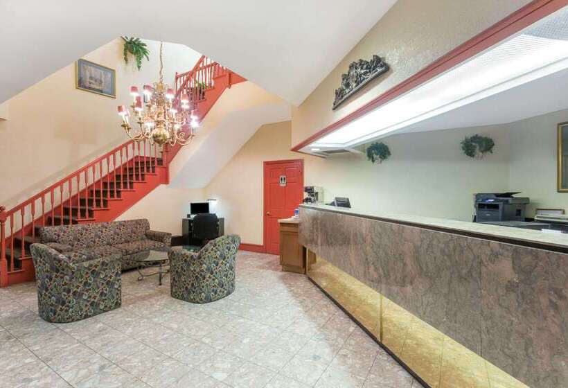 Отель Days Inn By Wyndham Savannah Airport